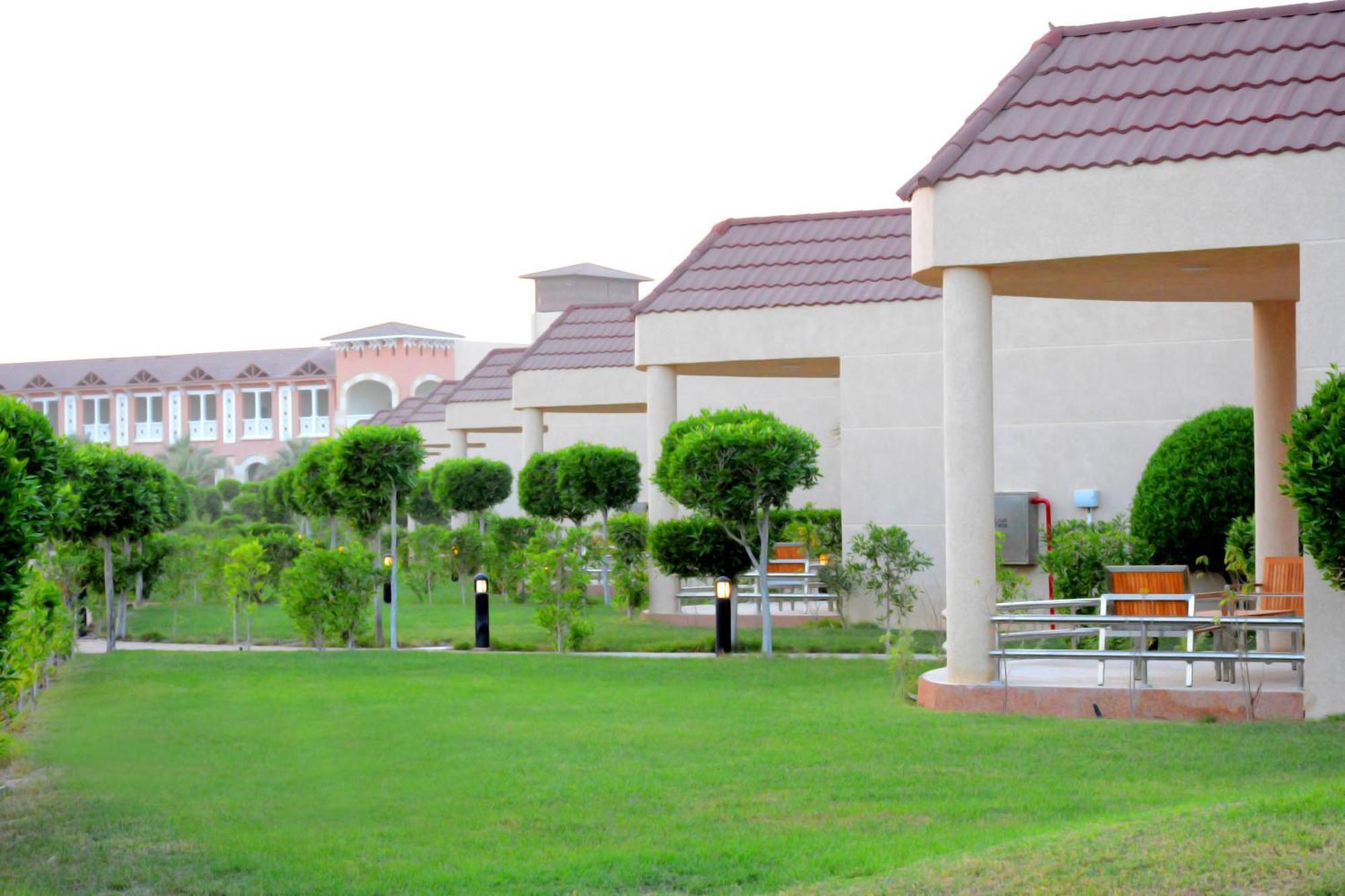 Radisson Blu Resort, Al Khobar Half Moon Bay Exterior photo Residential villas in Al-Ghazal