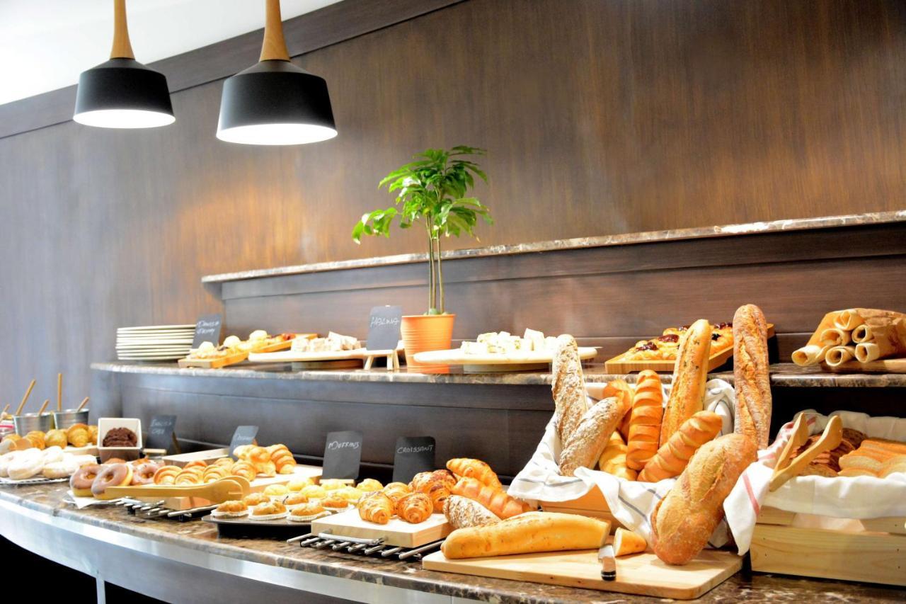 Radisson Blu Resort, Al Khobar Half Moon Bay Exterior photo A bread buffet at a hotel