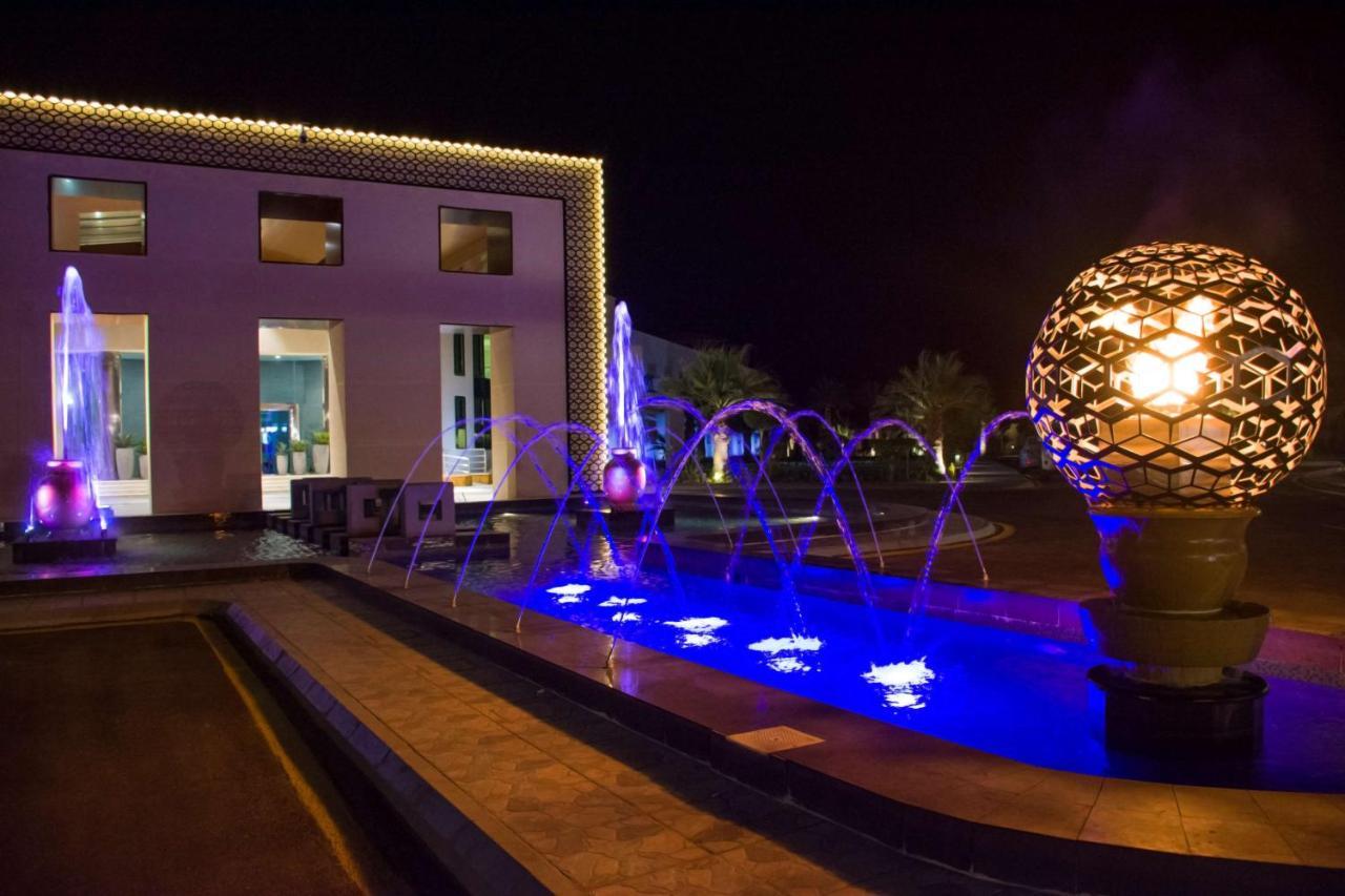 Radisson Blu Resort, Al Khobar Half Moon Bay Exterior photo Fountain at the hotel