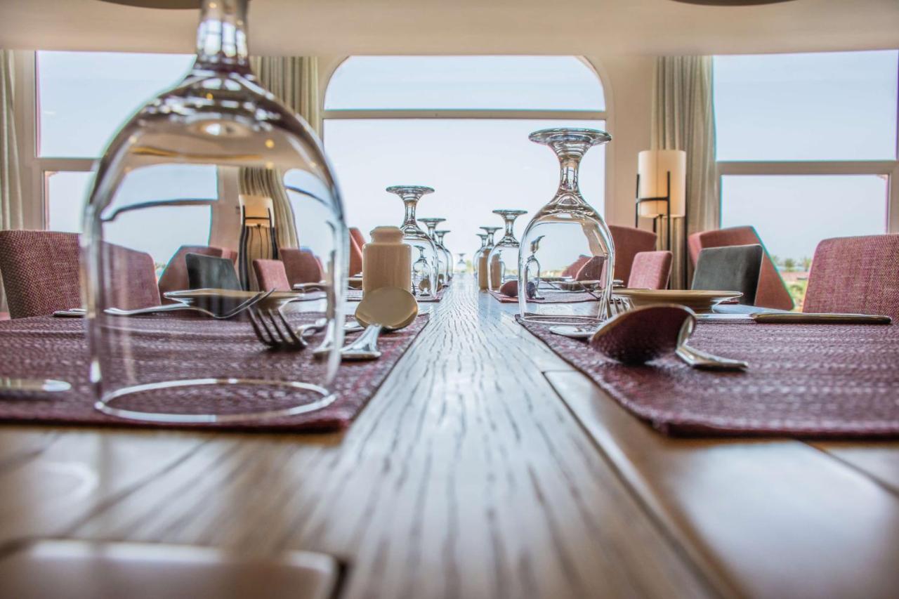 Radisson Blu Resort, Al Khobar Half Moon Bay Exterior photo Restaurant