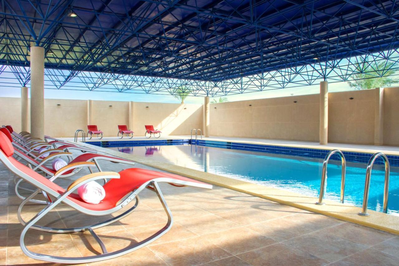Radisson Blu Resort, Al Khobar Half Moon Bay Exterior photo Swimming pool at the hotel