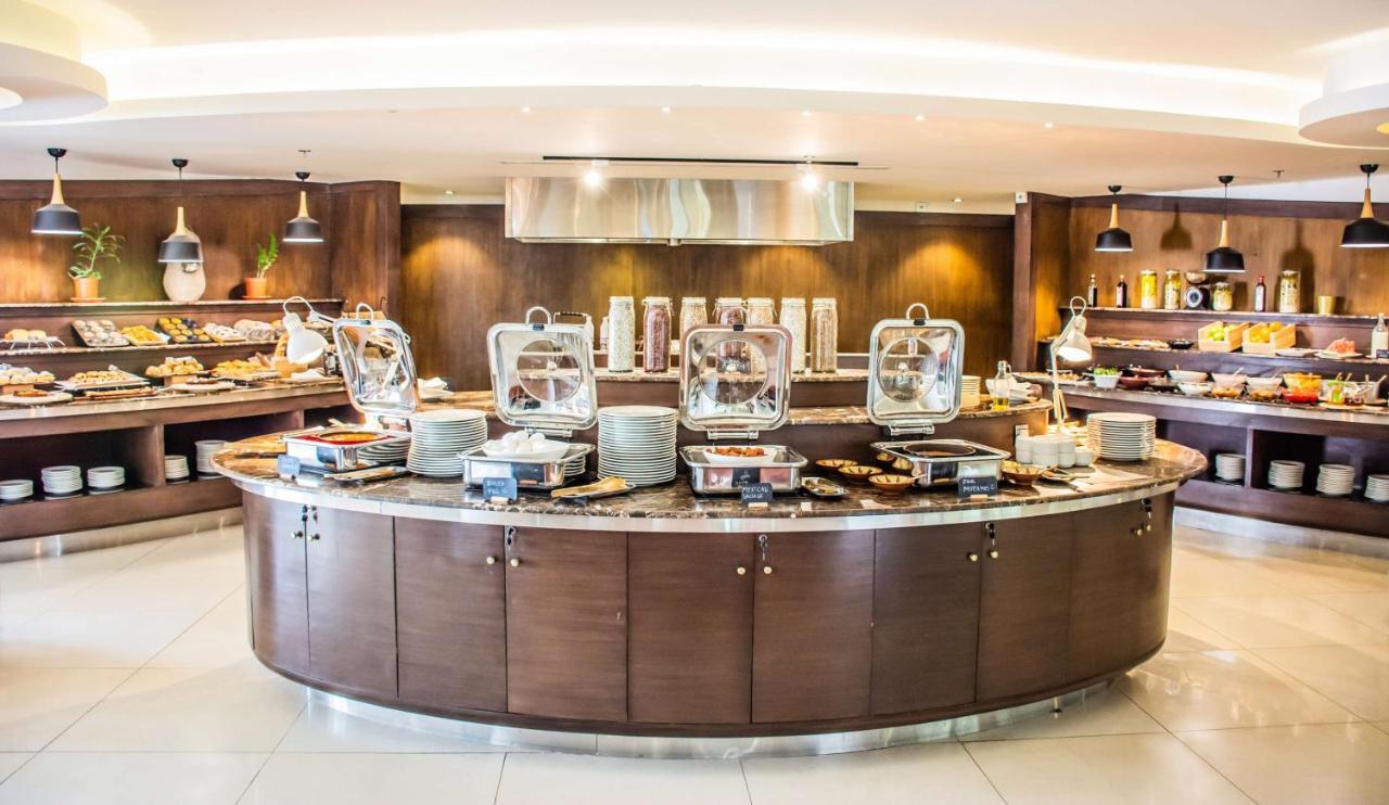 Radisson Blu Resort, Al Khobar Half Moon Bay Exterior photo A buffet at a hotel