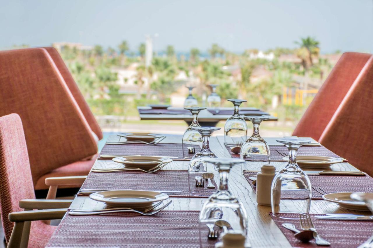 Radisson Blu Resort, Al Khobar Half Moon Bay Exterior photo The Deck